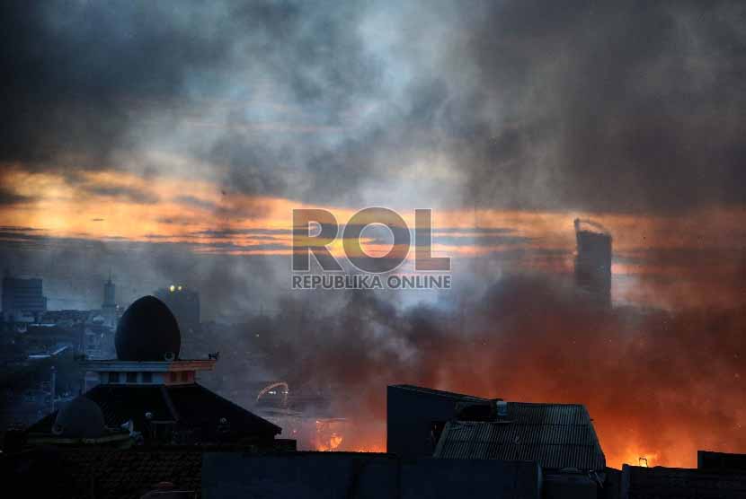  Api melahap pemukiman padat di kawasan kebon melati, Tanah Abang, Jakarta Pusat, Kamis (5/3). 
