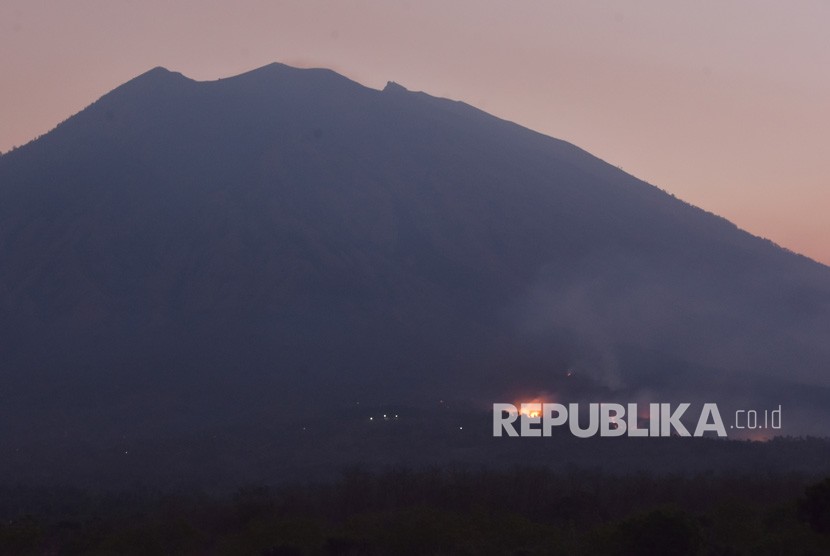 Pemerintah Provinsi Bali mengkaji kembali aturan pendakian gunung di wilayahnya. Pengkajian dilakukan menyusul rencana penetapan gunung sebagai kawasan suci.