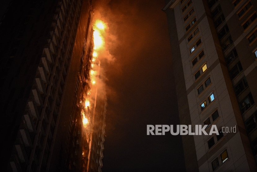 Api melalap lantai Gedung apartemen Neo Soho di Jakarta Barat, Rabu (9/11).