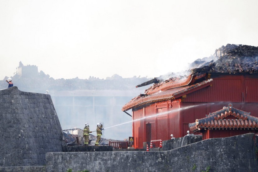 Api melalap sisi utara aula di Kastil Shuri, Naha, Okinawa, Jepang, Kamis (31/10). Api hampir merusak bangunan yang masuk daftar warisan budaya UNESCO itu.