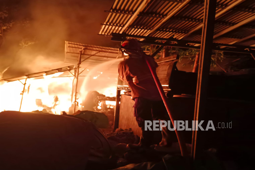 Api melalap tempat pengolahan biji plastik di Blok Cihampelas, Desa Gumulung Lebak, Kecamatan Greged, Kabupaten Cirebon, Rabu (24/9/2025) sekitar pukul 03.37 WIB. 