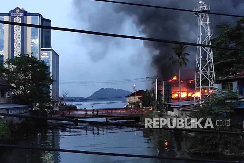 Api membakar sebuah bangunan saat berlangsungnya aksi unjuk rasa di Jayapura, Papua, Kamis (29/8/2019).