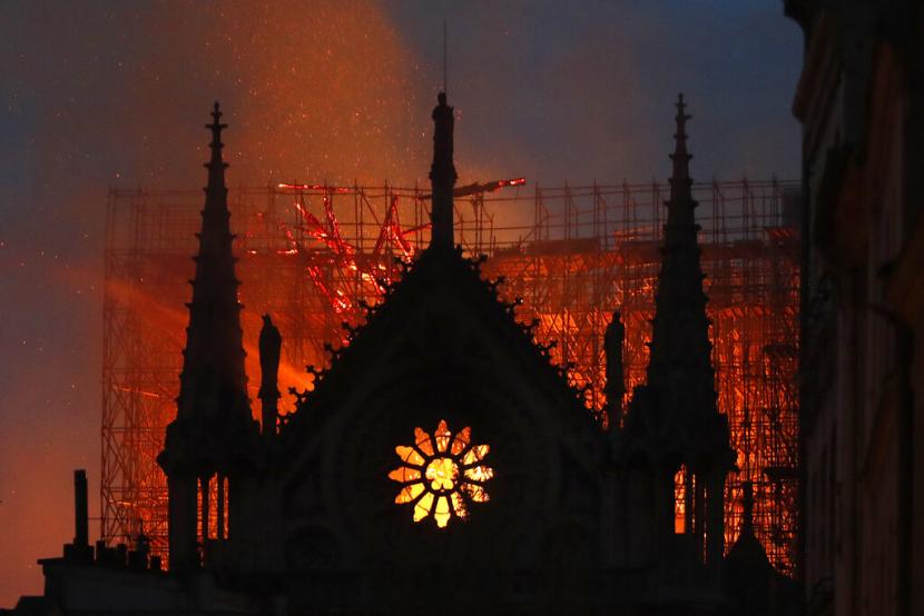 Api membubung dalam kebakaran Katedral Notre-Dame di Paris, Prancis pada 15 April 2019.