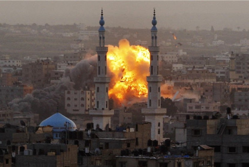 Api menjulang ke udara setelah serangan Israel di Kota Gaza, Palestina, Sabtu (17/11). 