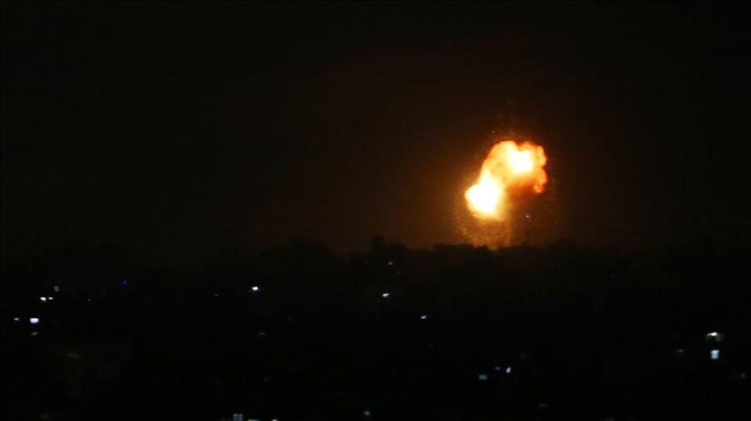 Api terlihat membumbung setelah pasukan Israel meluncurkan serangan ke Gaza, pada 14 Mei 2021. 