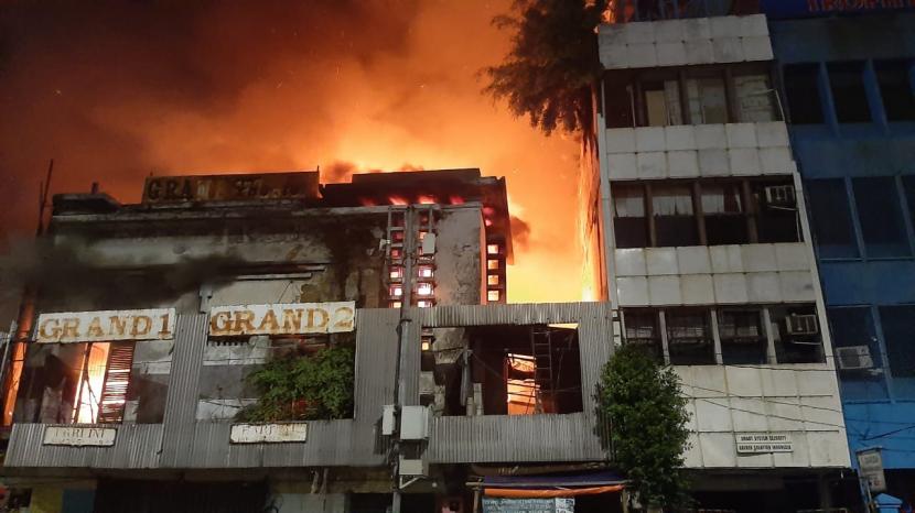 Api yang membakar Gedung Bioskop Mulia Agung di Simpang Lima Senen, Jakarta Pusat, semakin membesar dan mulai menjalar ke bangunan yamg ada disebelahnya pada Kamis (8/10) pukul 23.45 WIB. 