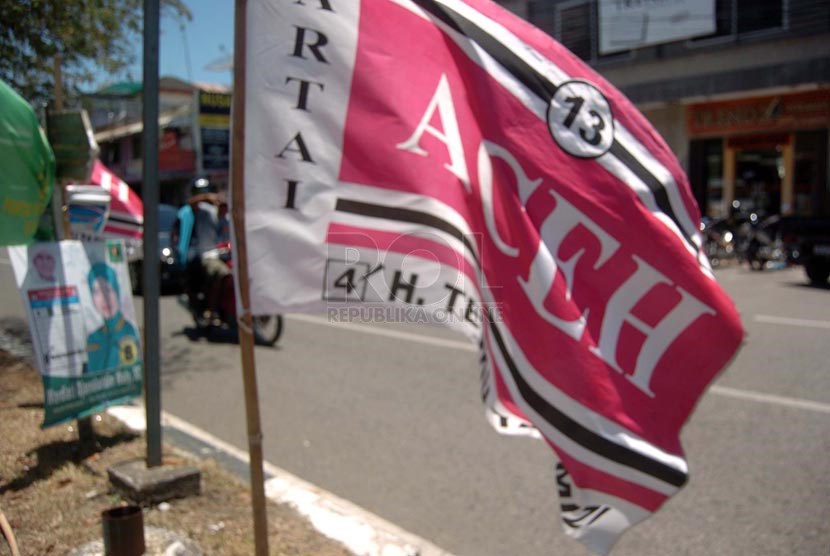 APK-Beberapa Alat Peraga Kampanye (APK) partai politik (parpol) masih terpampang dan bendera parpol masih berkibar di sepanjang Jalan Panglima Polem, Kota Banda Aceh, Nanggroe Aceh Darussalam (NAD), Senin (7/4). 