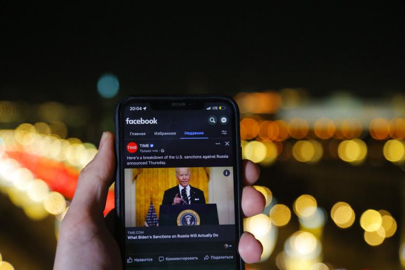 Aplikasi Facebook menunjukkan pidato Presiden AS Joe Biden