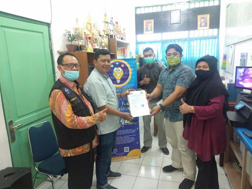 Aplikasi M-Tryout menandatangani kerja sama dengan SMK PGRI 37 Jakarta.  