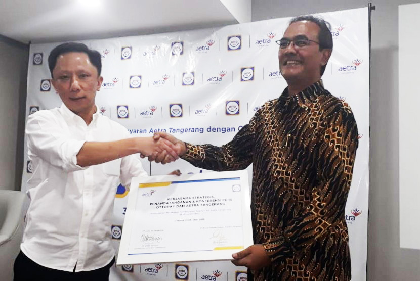 Aplikasi pembayaran non tunai, OttoPay meresmikan kerja samanya dengan PT Aetra Air Tangerang di Accelerice, Ariobimo Sentral, Annex Building, Kuningan, Jakarta, Kamis (31/10).