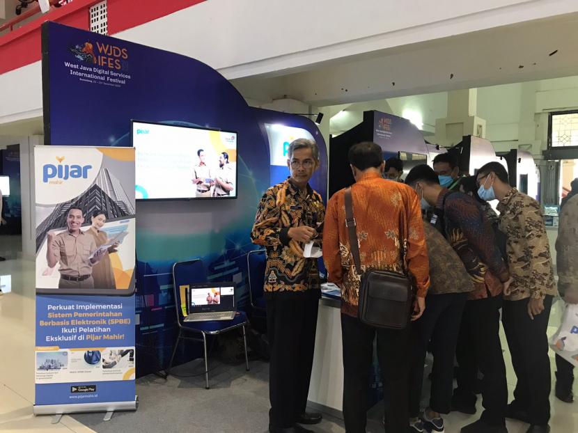 Aplikasi pembelajaran daring milik PT Telkom Pijar Mahir, mendukung target peningkatan literasi digital. Khususnya, untuk Aparatur Sipil Negara (ASN) pada pemerintah pusat dan daerah untuk mencapai Indonesia negara ekonomi terbesar ke-4 Tahun 2050. 