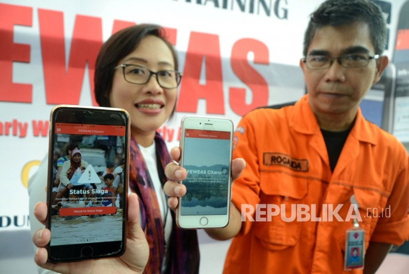 Aplikasi Peringatan Bencana Dini untuk Mitigasi Risiko Banjir Sungai Citarum, Flood Early Warning and Early Action System (FEWEAS) yang telah di launching di Kota Bandung, Senin (11/12).