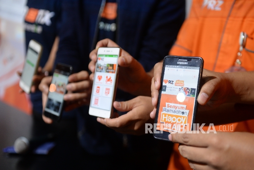 Aplikasi Rumah Zakat serta aplikasi zakat online ditunjukan saat konferensi pers Rumah Zakat di Jakarta, Kamis (9/6).  (Republika/ Wihdan)