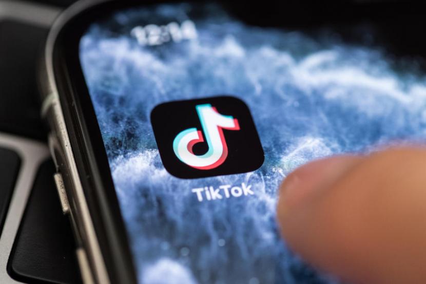 Aplikasi TikTok. Kanal Indonesian TikToker di Youtube membuat kompilasi video yang tren di TikTok sepanjang 2020.