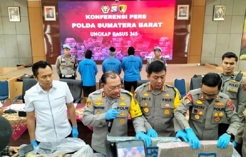 apolda Sumbar Irjen Pol Suharyono (tengah) saat menggelar jumpa pers pengungkapan kasus pencurian uang milik bank di Padang, Rabu (28/8). 