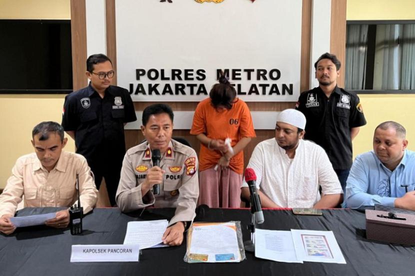 apolsek Pancoran, Polres Metro Jaksel Kompol Sujarwo (kedua kiri) memberi keterangan kepada media di Jakarta, Senin (4/3/2024). 