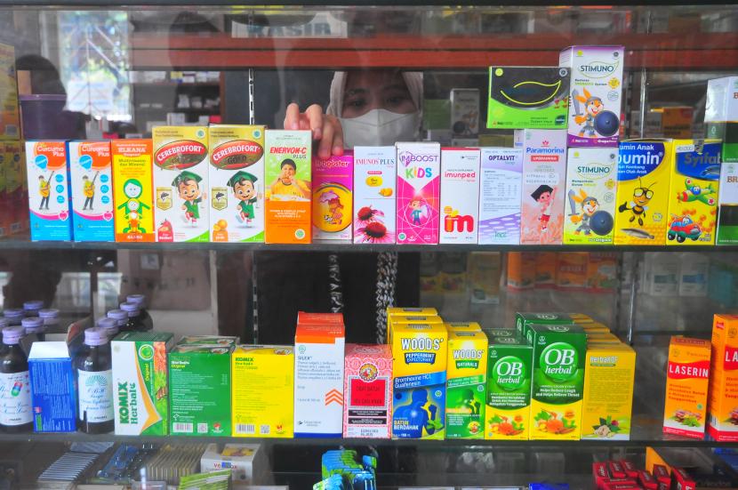 Apoteker menunjukan obat sirop di salah satu apotek di Kudus, Jawa Tengah, Jumat (21/10/2022). UU tentang Kesehatan saat ini tengah digugat ke Mahkamah Konstitusi (MK) sebagai upaya memperberat sanksi kejahatan farmasi setelah merebaknya kasus gagal ginjal akut pada anak. (ilustrasi)