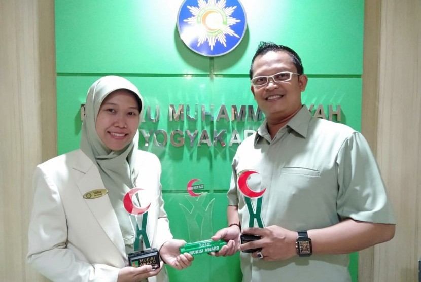 Apoteker RS PKU Muhammadiyah Yogyakarta, Nurul Latifah, dan Humas RS PKU Muhammadiyah Yogyakarta, Eka Budy Santoso, peraih dua gelar pada perhelatan nasional Mukisi Award 2019 baru-baru ini. 