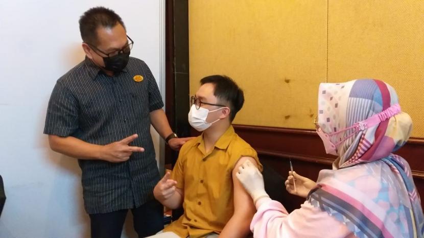 APPBI Jabar menggelar vaksinasi bagi 2.000 tenaga kerja di pusat perbelanjaan Bandung. 