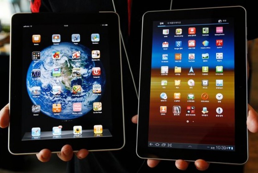 Apple iPad (kiri) dan Samsung Tablet (kanan)