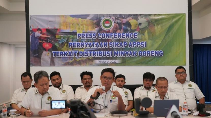 Ketua Umum APPSI, Sudaryono (tengah), meminta Pemerintah perhatikan pedagang pasar terkait komiditi minyak goreng. 