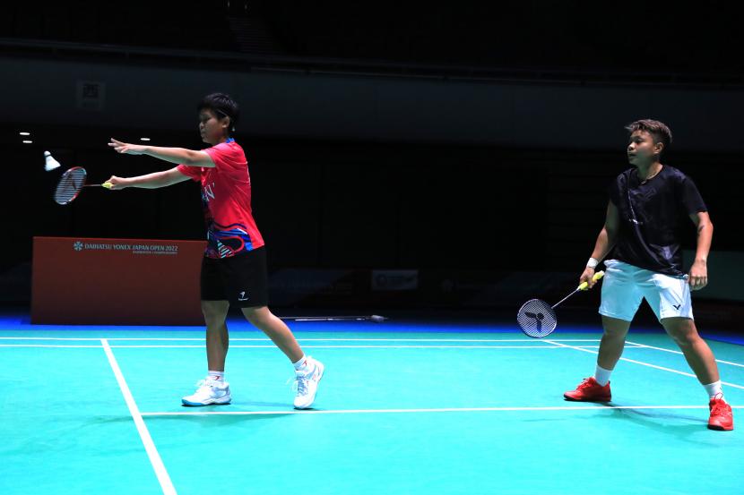 Apriyani Rahayu dan Siti Fadia Silva Ramadhanti berlatih di Maruzen Intec Arena, Osaka, Jepang, Senin (29/8/2022), jelang kejuaraan Japan Open 2022.