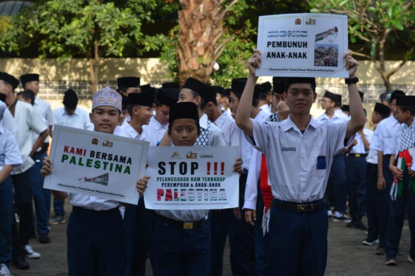 Aqsha Working Group (AWG) salah satu lembaga ke-Palestina-an di Indonesia misalnya yang selalu konsisten dan terus menyuarakan isu tentang Palestina juga menyelenggarakan peringatan hari solidaritas Palestina. Bahkan pada tahun ini kegiatan tersebut dikemas dalam satu bulan penuh dengan mengusung konsep Bulan Solidaritas Palestina (BSP)