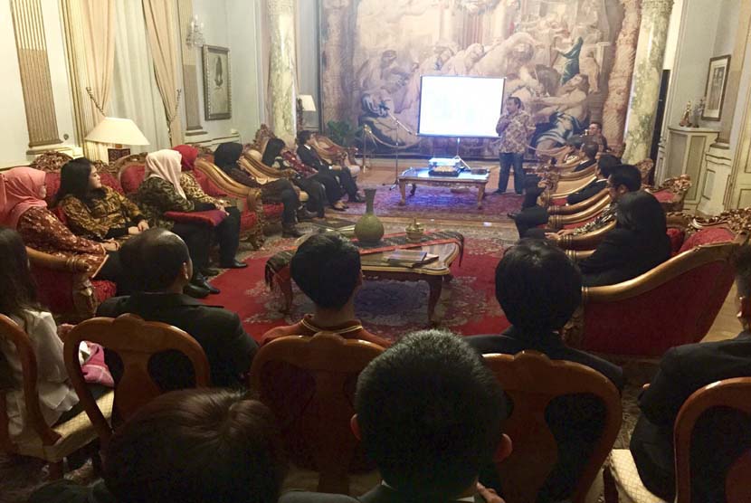 Aqua Dwipayana saat memberikan ceramah motivasi di KBRI Roma, Italia, Rabu (21/10) malam.
