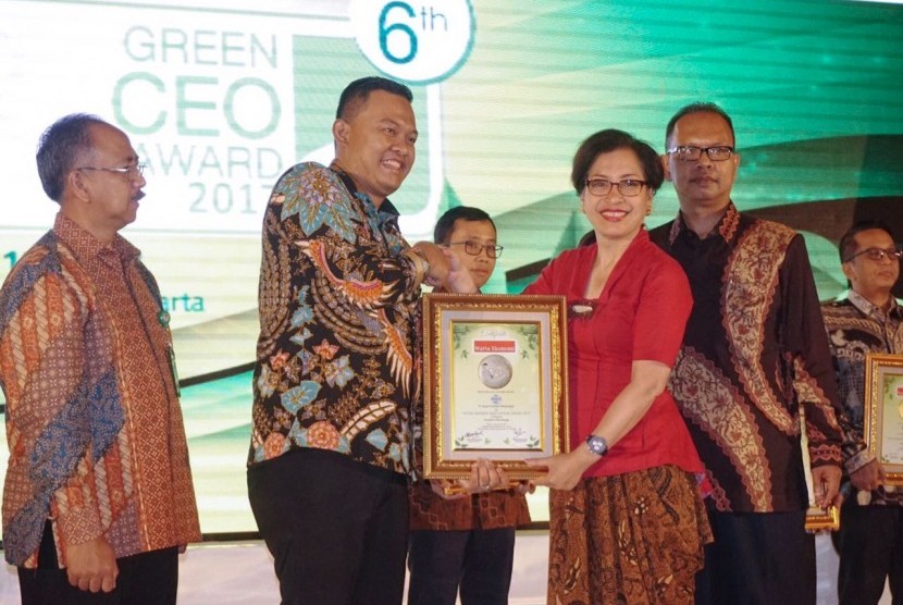 Aqua Group meraih tiga penghargaan yang diterima oleh Leila Djafaar, VP General Secretary Danone Indonesia, Selasa (22/8).