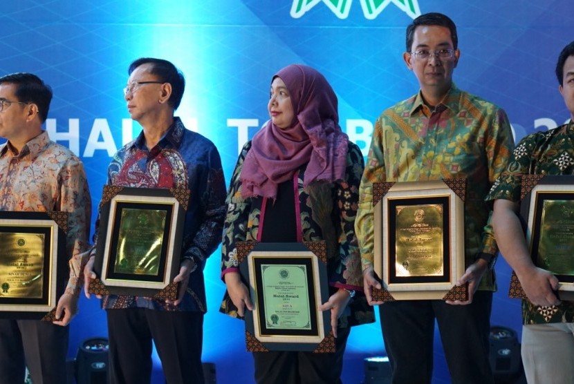 AQUA meraih Halal Award - Halal Top Brand 2018 dari LPPOM MUI. 
