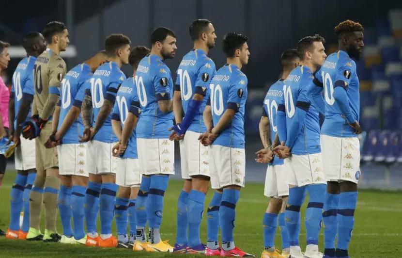 ara pemain Napoli mengenakan seragam bernomor punggung 10 untuk mengenang Maradona sebelum laga melawan HNK Rijeka di San Paolo, Kamis waktu setempat (Jumat WIB).