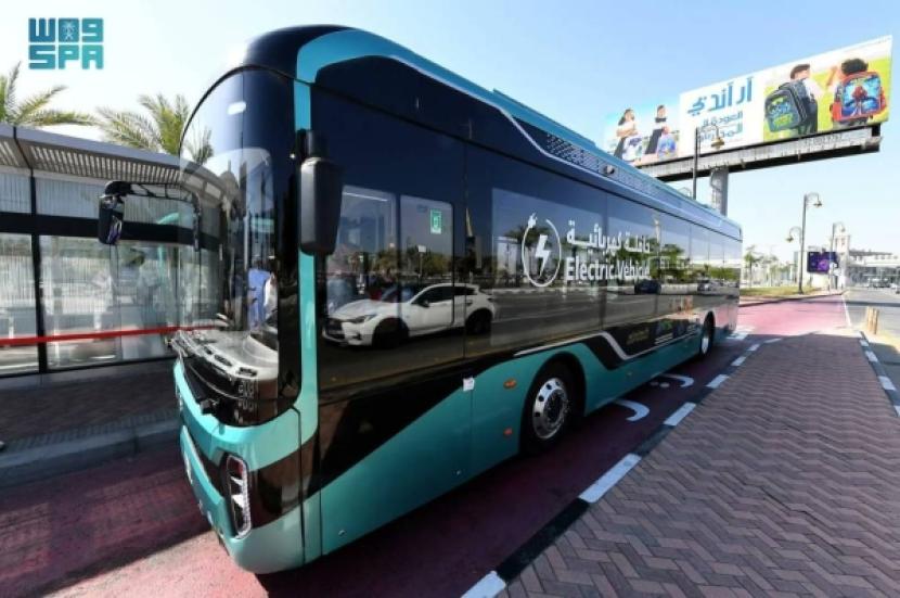 Arab Saudi meluncurkan bus listrik di Dammam dan Qatif. 
