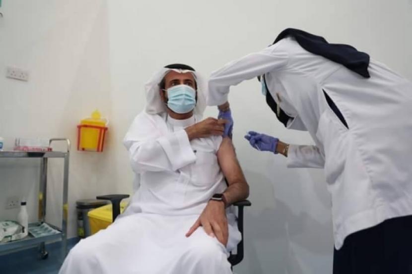 Menkes Arab Saudi Pastikan Vaksin di Kerajaan Aman. Arab Saudi memulai kampanye vaksinasi terbesar melawan Covid-19. Untuk mendukungnya, Menteri Kesehatan Tawfiq Al-Rabiah telah menjadi orang pertama di Arab Saudi yang menerima vaksin tersebut.