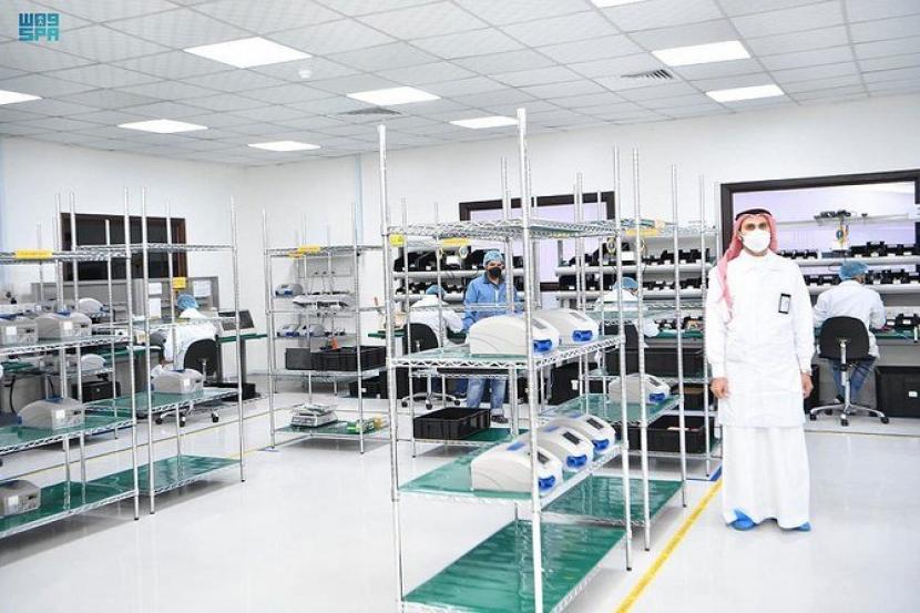 Arab Saudi telah meluncurkan ventilator pertama produksi dalam negeri untuk membantu rumah sakit yang merawat pasien Covid-19. Ventilator portabel Puritan Bennett (PB) 560 dibuat oleh Rowad Technology yang berbasis di Riyadh.