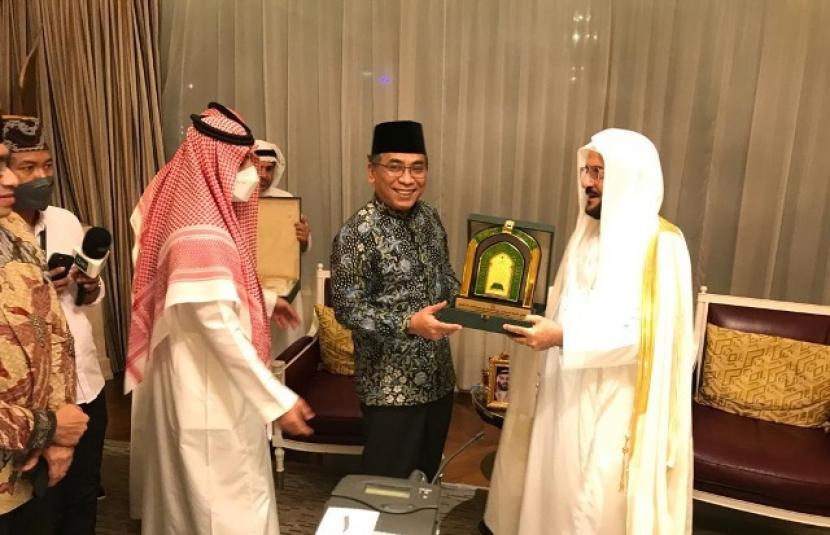 Menteri Urusan Islam, Dakwah, dan Penyuluhan Arab Saudi bertemu tokoh Islam Indonesia termasuk Gus Yahya, Ketum PBNU. 