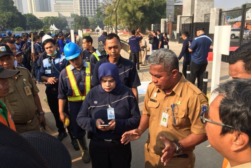 Arahan oleh masing-masing Kasudin kepada Pasukan Oranye dan Pasukan Biru di seluruh area Gelora Bung Karno (GBK), pada Grebek GBK Senin (30/7)