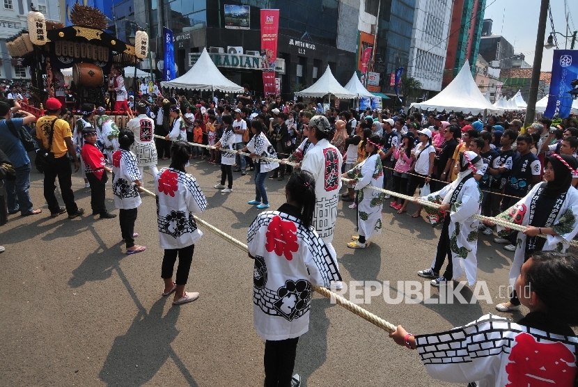 Arak-arakan kesenian tradisional Jepang, Dashi, menjadi pusat perhatian pengunjung acara Little Tokyo Ennichisai (Festival Jepang) di Blok M, Jakarta Selatan, Ahad (10/7). 