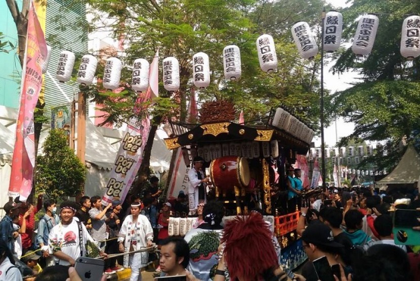 Arak-arakan miksohi dan doshi di festival Ennichisai 2017, kawasan Little Tokyo, Blok M Square, Jakarta Selatan, Ahad (15/5).