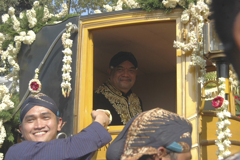  Jumenengan Paku Alam X menyapa warga saat arak-arakan usai upacara penobatan di Puro Pakualaman, Yogyakarta, Kamis (7/1).   (foto : Nico Kurniajati)