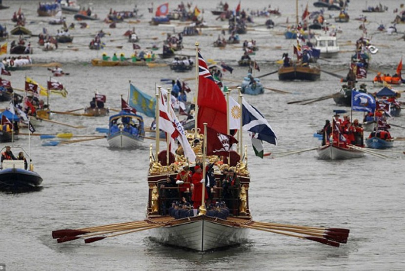 Arak-arakan perahu dalam perayaan 60 tahun Ratu Elizabeth II