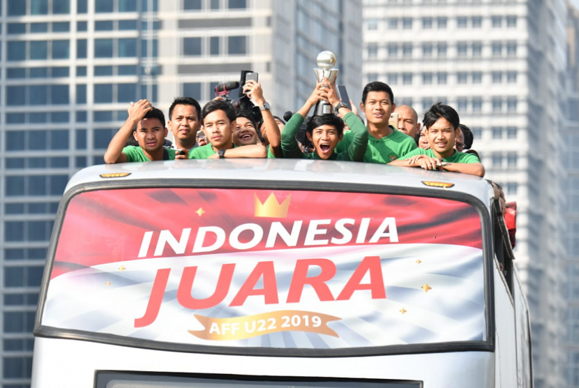 Arak-Arakan Timnas. Timnas U-22 konvoi menuju Istana Negara.