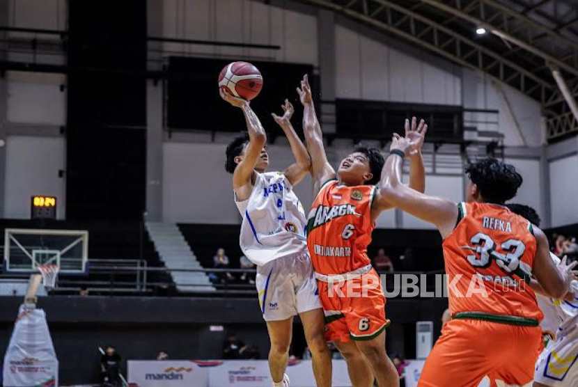 Aras Gading Muda (kostum oranye) meladeni klub Merpati Bali pada final Kejurnas U-18 yang berlangsung di GOR Unesa, Ahad (3/8/2025).