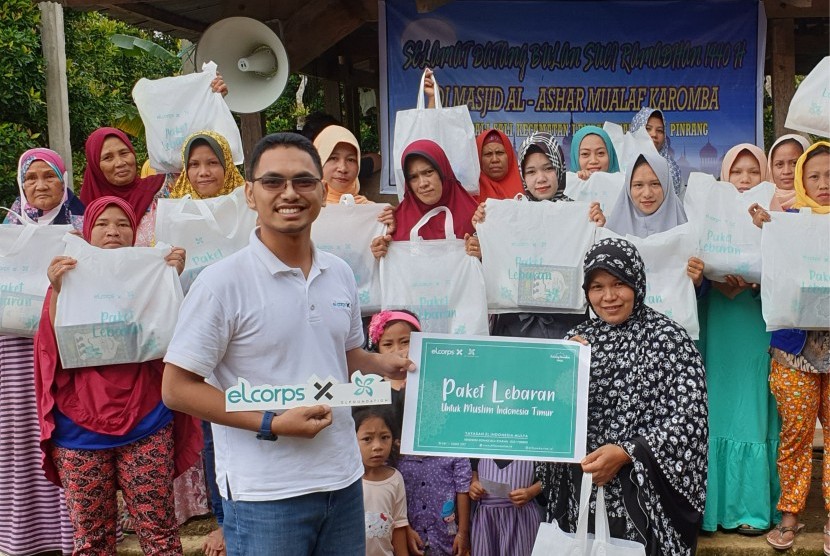 Arbi, staf Elfoundation sedang meyerahkan paket lebaran kepada mualaf di Puncak Karomba,  Desa Sali-sali, Kecamatan Lembang, Kabupaten Pinrang, Sulawesi Selatan.