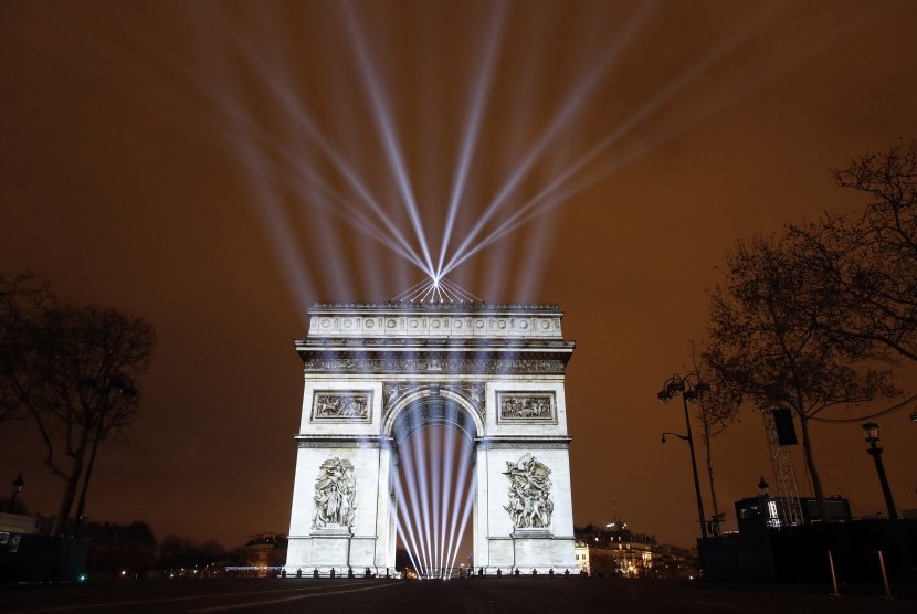 Arc de Triomphe, bangunan ikonik Paris.