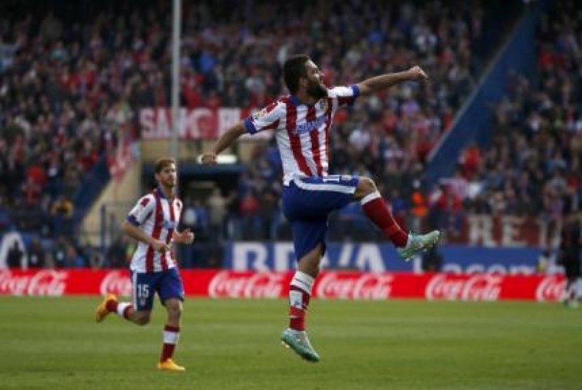 Arda Turan (kanan) merayakan golnya ke gawang Deportivo La Coruna, Ahad (30/11).