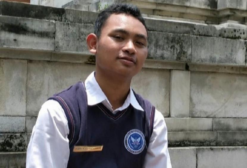 Ardian Hafidz Annafi (18), siswa kelas SMA Pradita Dirgantara, Boyolali, Jawa Tengah yang baru- baru ini dinyatakan lolos seleksi studi di tujuh universitas papan atas dunia pemeringkatan QS World University Rankings (WUR) 2022.