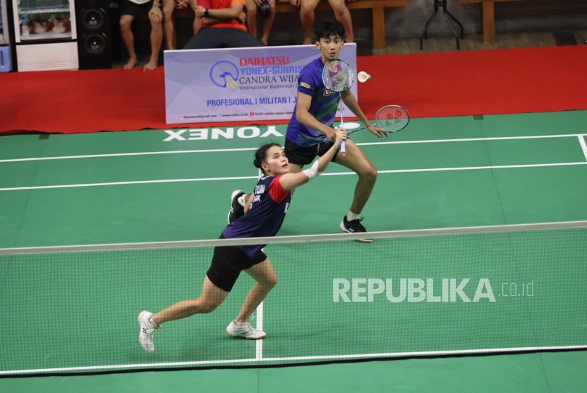 Ardiola Dionilo (DYSCW) bersama Nadia Pritasari (Jaya Raya) beraksi pada Turnamen 13th Yonex-Sunrise Doubles Special Championships 2025 .