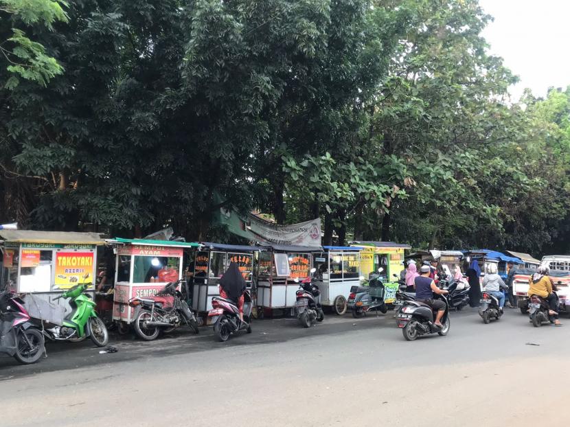 Lalu lintas di sekitar area kuliner Pasar Kemis. Dishub Kabupaten Tangerang melakukan uji coba menggunakan alat ATCS di Pasar Kemis.