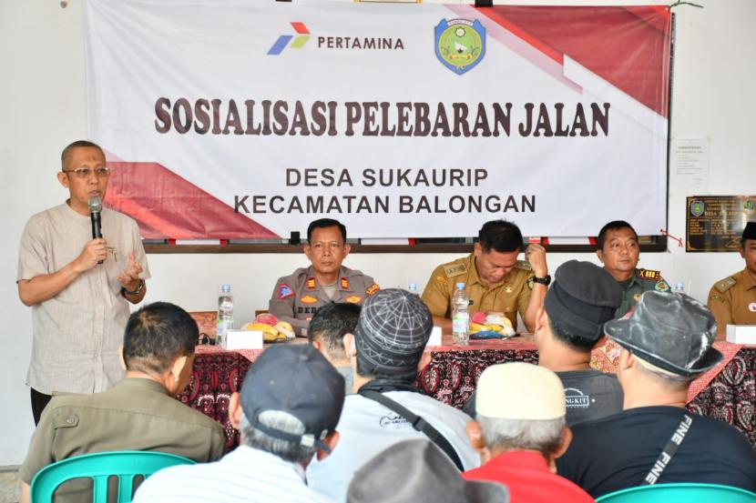 Area Manager Communication, Relation and CSR PT KPU RU VI Balongan, Mohamad Zulkifli, memberikan sosialisasi kepada warga mengenai rencana penutupan jalan depan Kilang Balongan. 