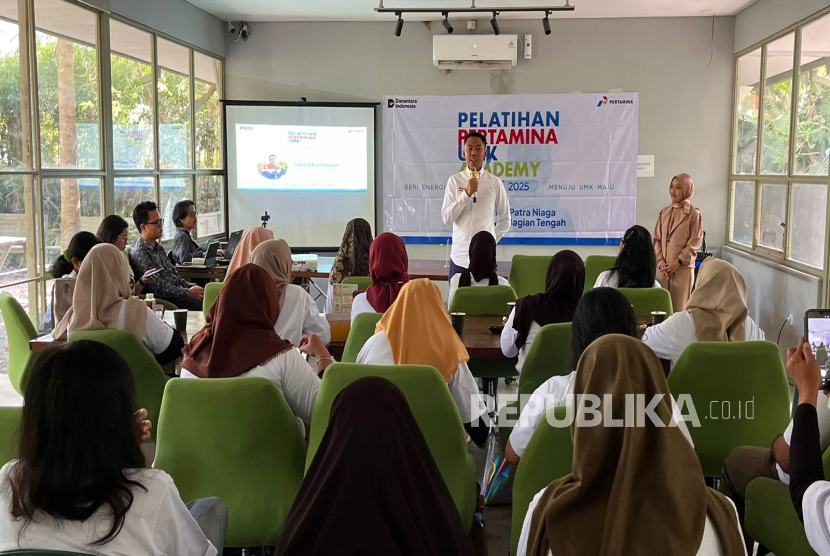 Area Manager Communication, Relations, & CSR Pertamina Patra Niaga JBT, Taufiq Kurniawan saat berbicara di hadapan para peserta yang mengikuti program pengembangan UMKM bertajuk UMK Academy, Senin (25/8/2025). 